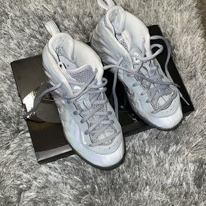 Preschool unisex sneakers.